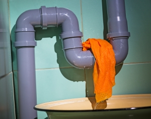 STOPPING A LEAKY PIPE IN YOUR HOME